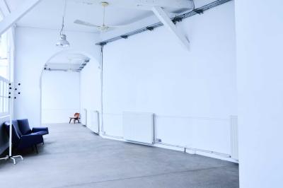 Miniature Location salle Paris 11 (Paris) - Qg Quartier General #6 Salle aménagée pour un événement avec tables recouvertes de nappes rouges, verres, fleurs et équipements de service.