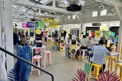 Miniature Location salle Paris 11 (Paris) - Qg Quartier General #18 Salle aménagée pour un événement avec tables recouvertes de nappes rouges, verres, fleurs et équipements de service.