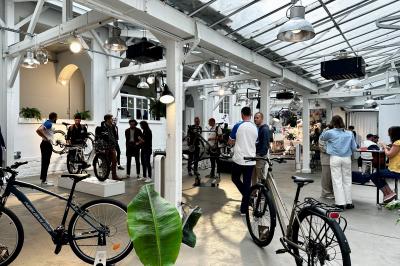 Miniature Location salle Paris 11 (Paris) - Qg Quartier General #20 Salle aménagée pour un événement avec tables recouvertes de nappes rouges, verres, fleurs et équipements de service.