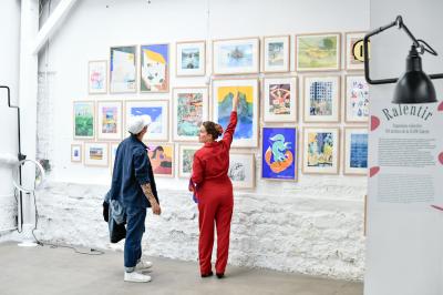 Miniature Location salle Paris 11 (Paris) - Qg Quartier General #26 Salle aménagée pour un événement avec tables recouvertes de nappes rouges, verres, fleurs et équipements de service.