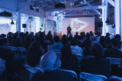 Miniature Location salle Paris 11 (Paris) - Qg Quartier General #12 Salle aménagée pour un événement avec tables recouvertes de nappes rouges, verres, fleurs et équipements de service.