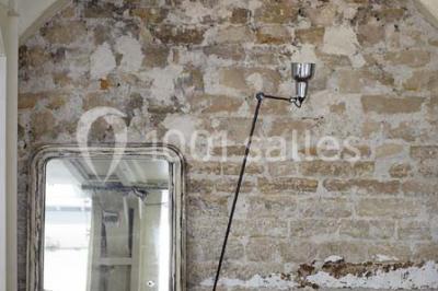 Miniature Location salle Paris 11 (Paris) - Qg Quartier General #10 Salle aménagée pour un événement avec tables recouvertes de nappes rouges, verres, fleurs et équipements de service.