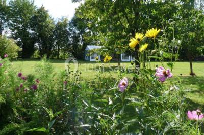Deux toilettes séparées par une cloison, chacune équipée d'un lavabo, d'un miroir et d'un éclairage au plafond.