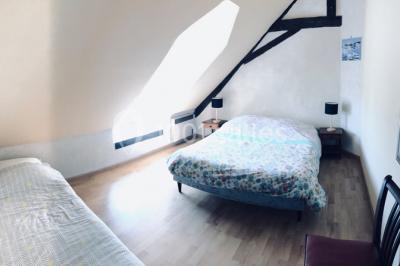 Deux toilettes séparées par une cloison, chacune équipée d'un lavabo, d'un miroir et d'un éclairage au plafond.