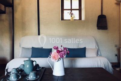 Deux toilettes séparées par une cloison, chacune équipée d'un lavabo, d'un miroir et d'un éclairage au plafond.