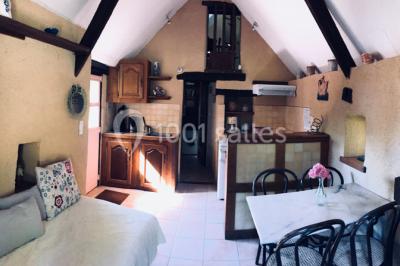 Deux toilettes séparées par une cloison, chacune équipée d'un lavabo, d'un miroir et d'un éclairage au plafond.