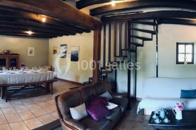 Deux toilettes séparées par une cloison, chacune équipée d'un lavabo, d'un miroir et d'un éclairage au plafond.