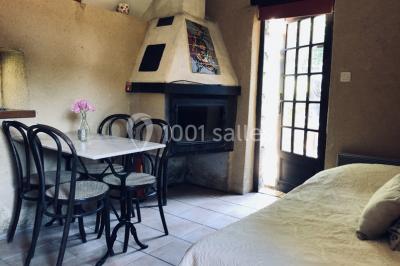 Deux toilettes séparées par une cloison, chacune équipée d'un lavabo, d'un miroir et d'un éclairage au plafond.