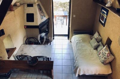 Deux toilettes séparées par une cloison, chacune équipée d'un lavabo, d'un miroir et d'un éclairage au plafond.