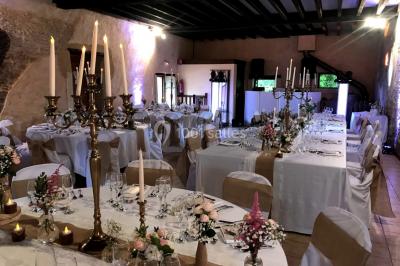 Deux toilettes séparées par une cloison, chacune équipée d'un lavabo, d'un miroir et d'un éclairage au plafond.