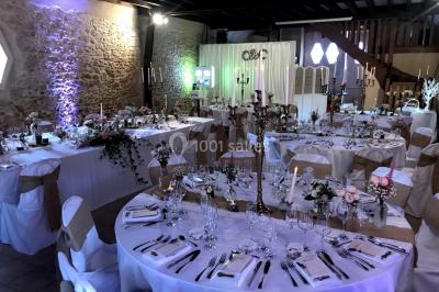 Deux toilettes séparées par une cloison, chacune équipée d'un lavabo, d'un miroir et d'un éclairage au plafond.