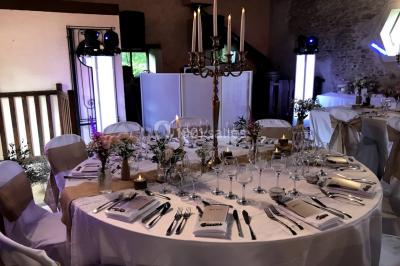 Deux toilettes séparées par une cloison, chacune équipée d'un lavabo, d'un miroir et d'un éclairage au plafond.