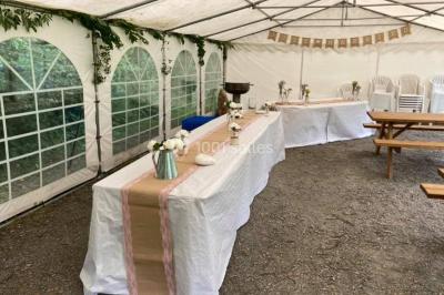 Deux toilettes séparées par une cloison, chacune équipée d'un lavabo, d'un miroir et d'un éclairage au plafond.
