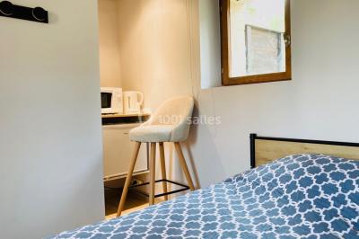 Deux toilettes séparées par une cloison, chacune équipée d'un lavabo, d'un miroir et d'un éclairage au plafond.