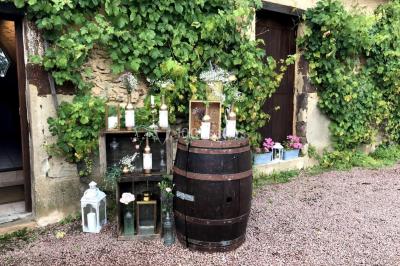 Deux toilettes séparées par une cloison, chacune équipée d'un lavabo, d'un miroir et d'un éclairage au plafond.