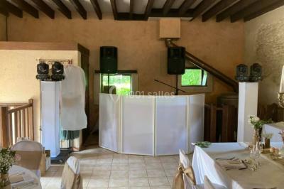 Deux toilettes séparées par une cloison, chacune équipée d'un lavabo, d'un miroir et d'un éclairage au plafond.