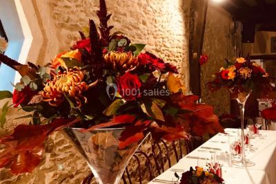 Deux toilettes séparées par une cloison, chacune équipée d'un lavabo, d'un miroir et d'un éclairage au plafond.