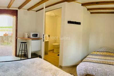 Deux toilettes séparées par une cloison, chacune équipée d'un lavabo, d'un miroir et d'un éclairage au plafond.