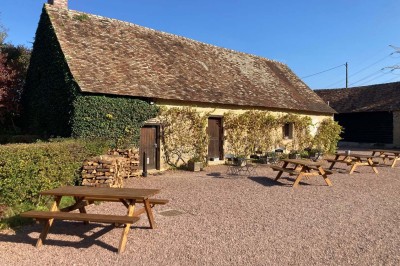 Deux toilettes séparées par une cloison, chacune équipée d'un lavabo, d'un miroir et d'un éclairage au plafond.