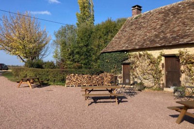 Deux toilettes séparées par une cloison, chacune équipée d'un lavabo, d'un miroir et d'un éclairage au plafond.