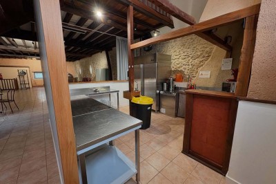 Deux toilettes séparées par une cloison, chacune équipée d'un lavabo, d'un miroir et d'un éclairage au plafond.