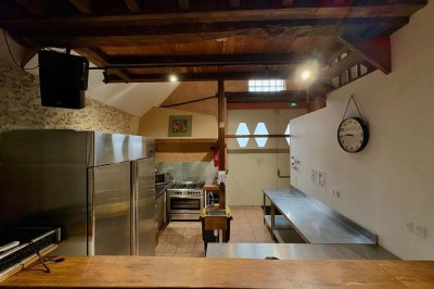 Deux toilettes séparées par une cloison, chacune équipée d'un lavabo, d'un miroir et d'un éclairage au plafond.