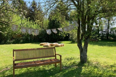 Deux toilettes séparées par une cloison, chacune équipée d'un lavabo, d'un miroir et d'un éclairage au plafond.