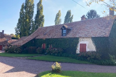 Deux toilettes séparées par une cloison, chacune équipée d'un lavabo, d'un miroir et d'un éclairage au plafond.