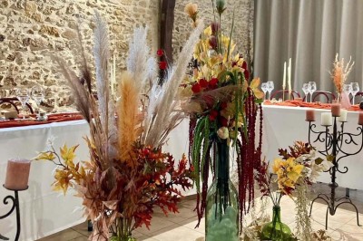 Deux toilettes séparées par une cloison, chacune équipée d'un lavabo, d'un miroir et d'un éclairage au plafond.