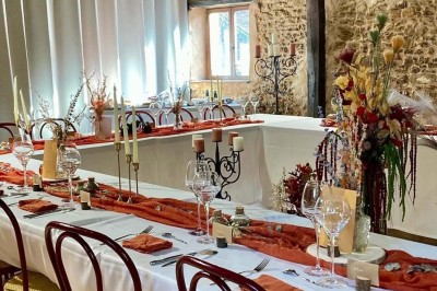 Deux toilettes séparées par une cloison, chacune équipée d'un lavabo, d'un miroir et d'un éclairage au plafond.