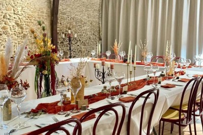 Deux toilettes séparées par une cloison, chacune équipée d'un lavabo, d'un miroir et d'un éclairage au plafond.