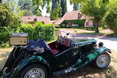 Deux toilettes séparées par une cloison, chacune équipée d'un lavabo, d'un miroir et d'un éclairage au plafond.