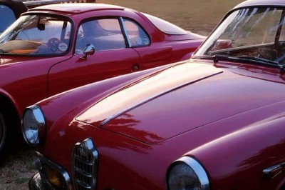 Deux toilettes séparées par une cloison, chacune équipée d'un lavabo, d'un miroir et d'un éclairage au plafond.