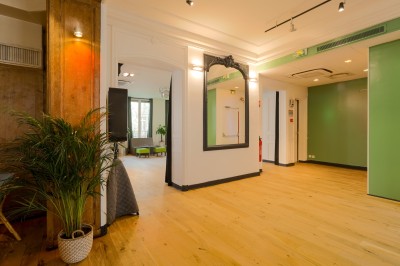 Miniature Salon Lafayette – espace cocktail et soirée privée à Paris Opéra Salon lumineux avec parquet en bois clair, cheminée, fauteuils bleus et moulures au plafond.