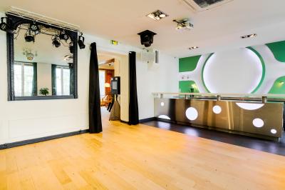 Façade d'un immeuble haussmannien avec balcons en fer forgé et fenêtres alignées sur plusieurs étages.