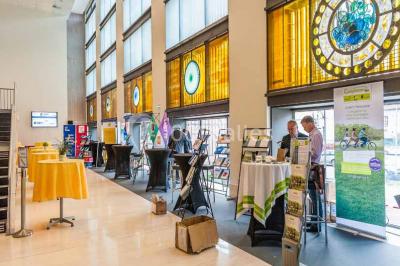 Un groupe de musiciens joue sur scène pendant qu'un public danse dans une salle éclairée et animée.