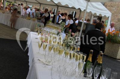 Terrain en cours d'aménagement avec une surface en gravier, entouré de verdure et proche d'un espace de jeux clôturé.