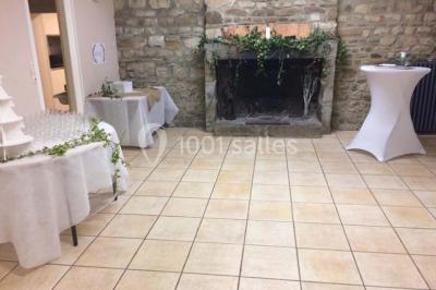 Terrain en cours d'aménagement avec une surface en gravier, entouré de verdure et proche d'un espace de jeux clôturé.