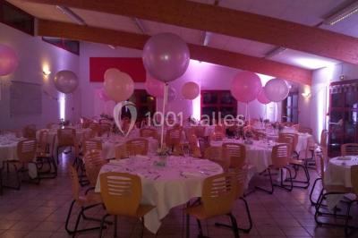 Terrain en cours d'aménagement avec une surface en gravier, entouré de verdure et proche d'un espace de jeux clôturé.