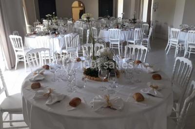 Terrain en cours d'aménagement avec une surface en gravier, entouré de verdure et proche d'un espace de jeux clôturé.