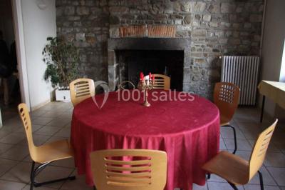 Terrain en cours d'aménagement avec une surface en gravier, entouré de verdure et proche d'un espace de jeux clôturé.