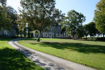 Terrain en cours d'aménagement avec une surface en gravier, entouré de verdure et proche d'un espace de jeux clôturé.