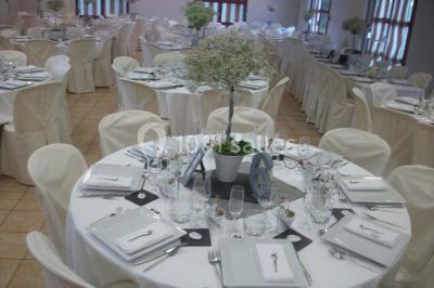 Terrain en cours d'aménagement avec une surface en gravier, entouré de verdure et proche d'un espace de jeux clôturé.