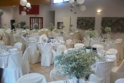 Terrain en cours d'aménagement avec une surface en gravier, entouré de verdure et proche d'un espace de jeux clôturé.