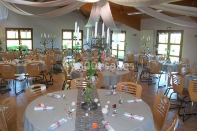 Terrain en cours d'aménagement avec une surface en gravier, entouré de verdure et proche d'un espace de jeux clôturé.