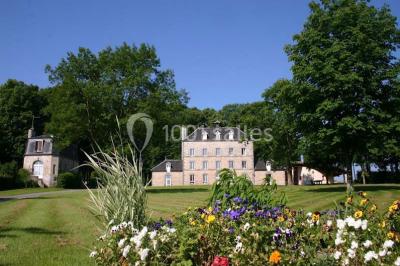 Terrain en cours d'aménagement avec une surface en gravier, entouré de verdure et proche d'un espace de jeux clôturé.