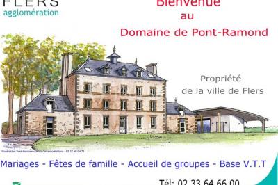 Terrain en cours d'aménagement avec une surface en gravier, entouré de verdure et proche d'un espace de jeux clôturé.