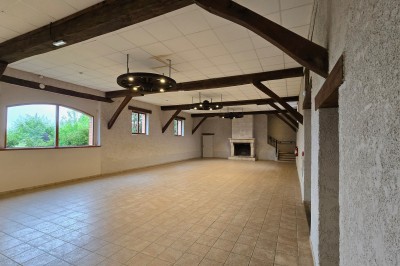 Miniature Location salle Montmort-Lucy (Marne) - Ferme des 4 Etangs #2 Hall d'entrée avec comptoir en bois, sol carrelé, porte vitrée donnant sur un extérieur verdoyant.