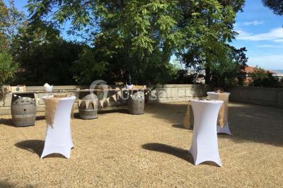 Miniature Location salle Sète (Hérault) - Le Jardin #16 Un vélo vintage avec un panier de fleurs, entouré de pots et arrosoirs fleuris sur un sol en gravier.