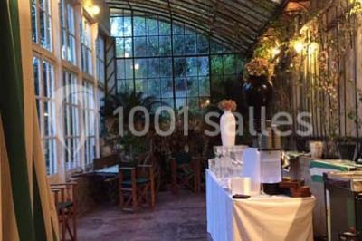 Miniature Location salle Sète (Hérault) - Le Jardin #25 Un vélo vintage avec un panier de fleurs, entouré de pots et arrosoirs fleuris sur un sol en gravier.